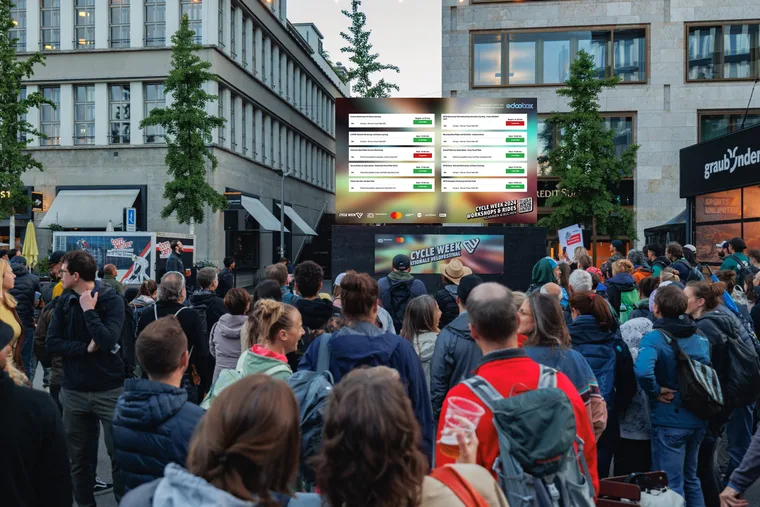Big Screen an einer Veranstaltung mit edoobox Programmanzeige.