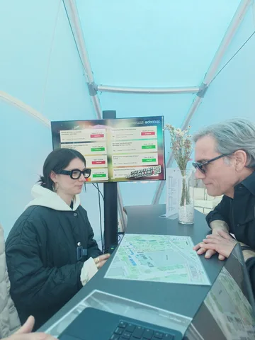 Infodesk mit edoobox Big Screen für Veranstaltungsinformationen.