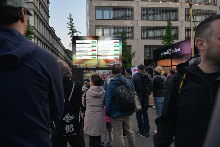 Mur LED avec Info Screen edoobox sur une scène principale.
